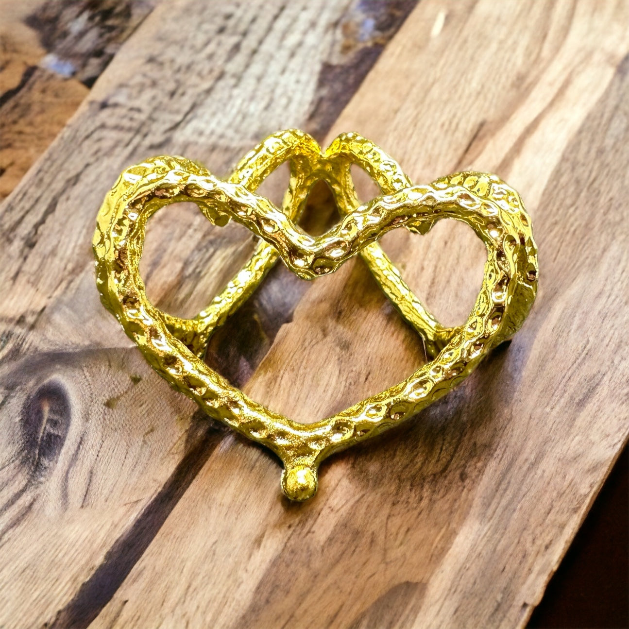 Sphere stand gold heart